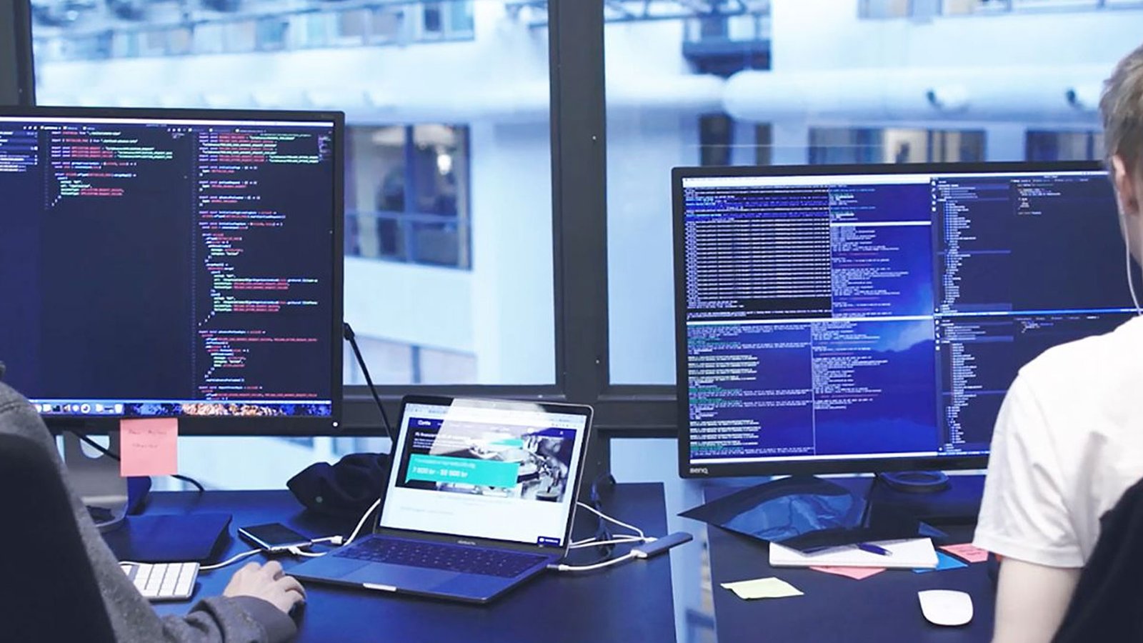 Современное программное обеспечение. Лицензионное программное обеспечение. Крупные российские компании которые делают программное обеспечение. Информационные технологии и программирование. Красный логотип программного обеспечения.